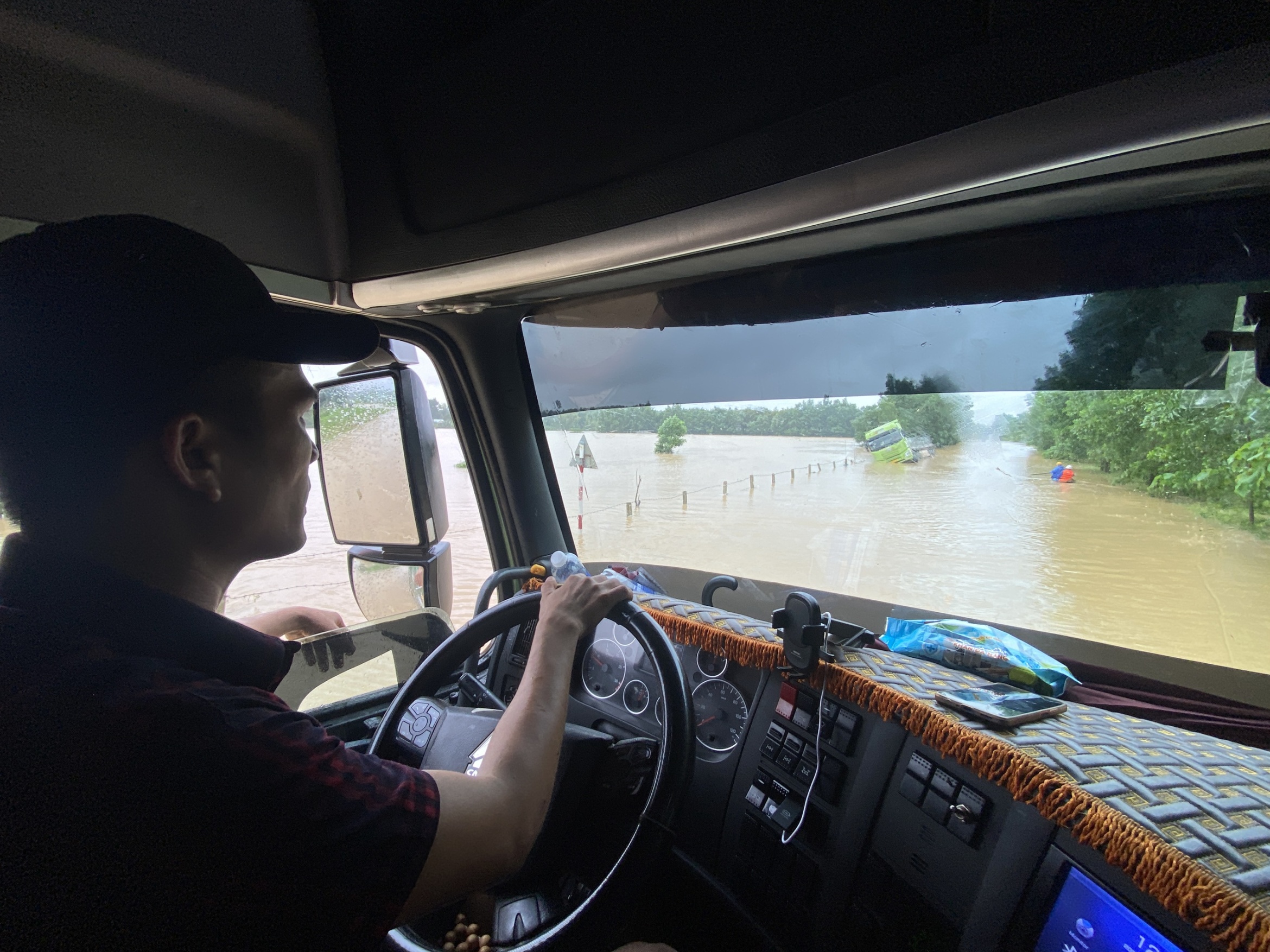 岘港洪水中心地区居民因第三天浸泡在洪水中而筋疲力尽